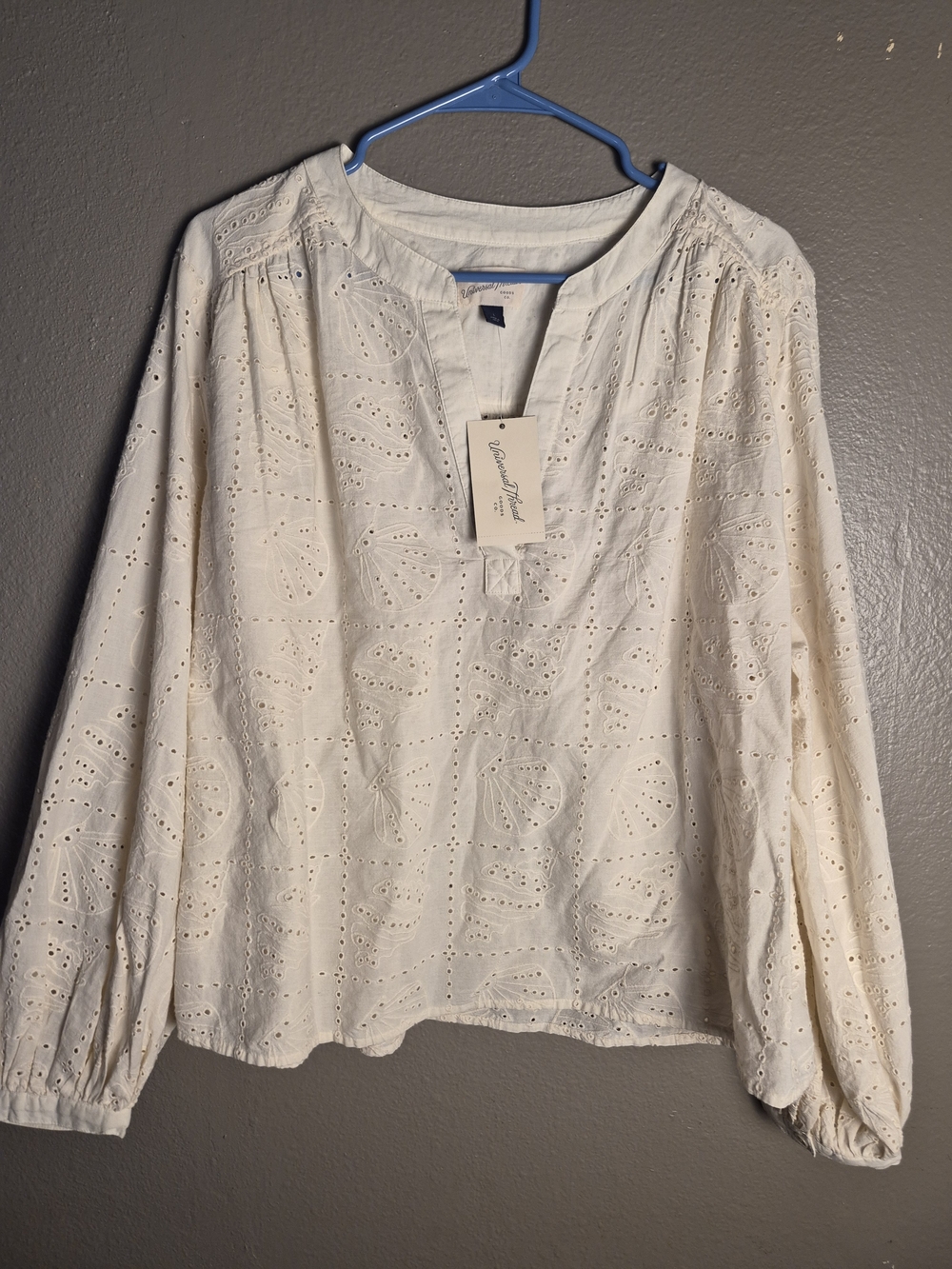 Universal Thread Cream Eyelet Seashell Design Peasant Blouse
